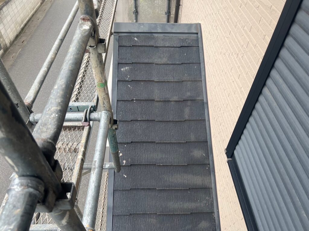 下屋根の施工前写真。経年劣化により防水性が低下し、雨漏りリスクが高まっている状態。さいたま市周辺で屋根リフォームやカバー工法の費用・メンテナンスを検討する方に役立つ施工事例。