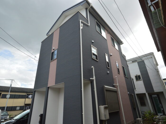 さいたま市大宮区H様邸の施工後｜屋根カバー工法により高耐久な屋根に生まれ変わった全景