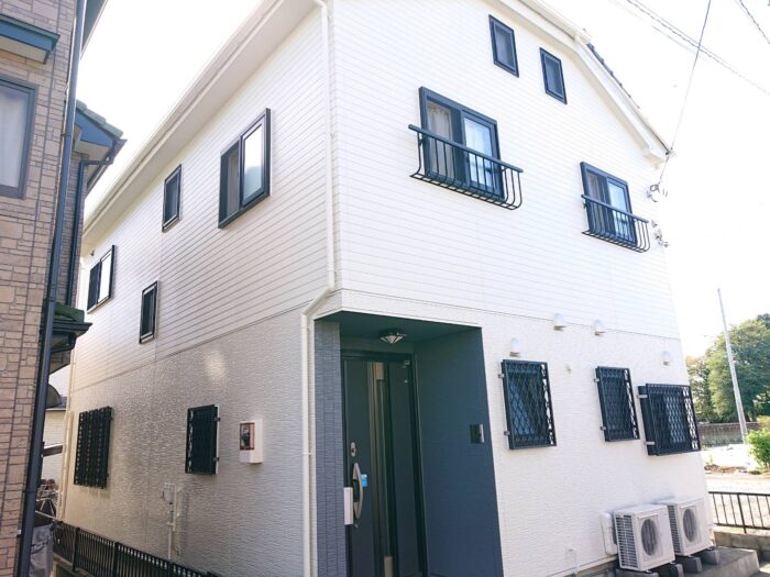 埼玉県上尾市向山の屋根外壁塗装工事・施工後全景。外壁にパーフェクトトップ（ND-155・ND-013）を使用し、美観と耐久性が向上した高品質外壁塗装の施工事例。