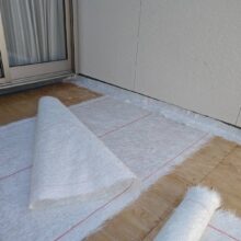 さいたま市で行ったFRP防水工事の施工事例と解説記事用画像。ベランダ防水の特徴や雨漏り防止対策、高耐久なFRP防水工法について紹介