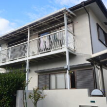 屋根外壁塗装工事完了後の全景。高品質塗装により美観と耐久性を向上させた住宅外観 優良塗装店での工事