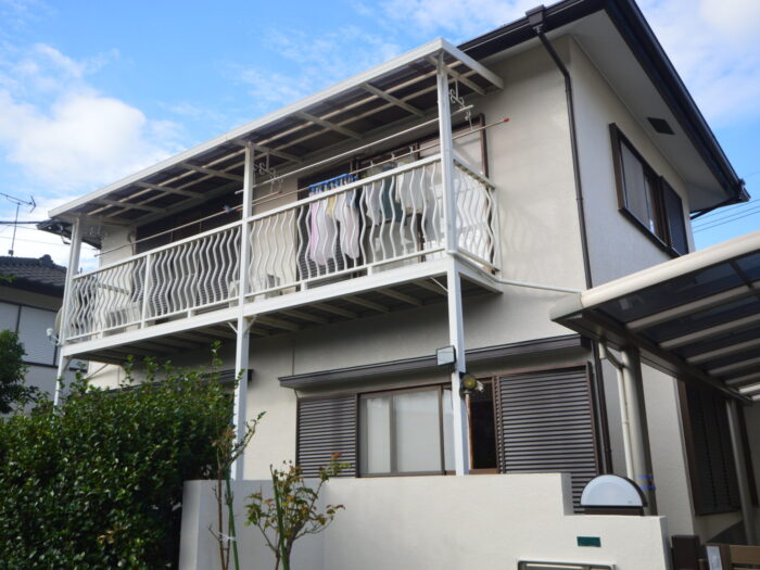 屋根外壁塗装工事完了後の全景。高品質塗装により美観と耐久性を向上させた住宅外観 優良塗装店での工事